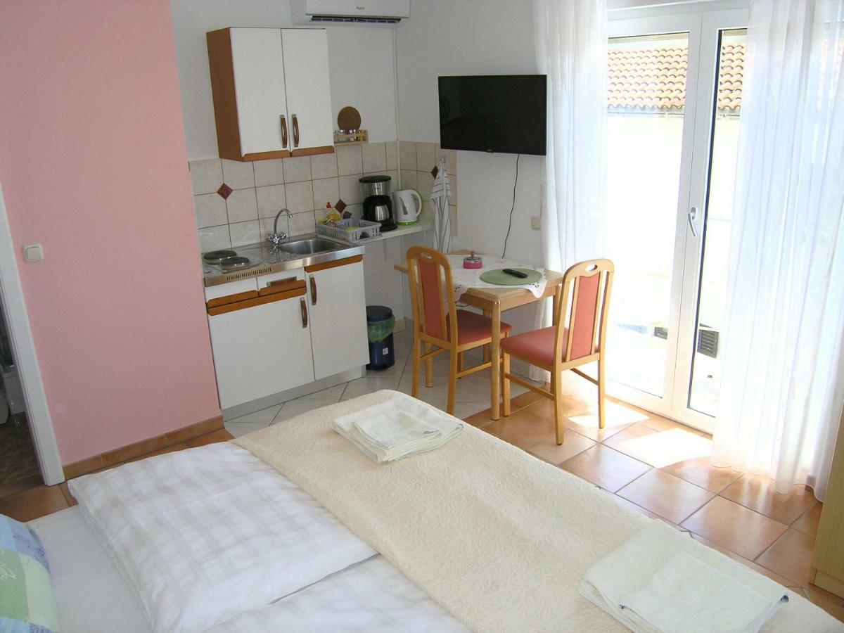 Apartments Kristina คิร์ก ภายนอก รูปภาพ